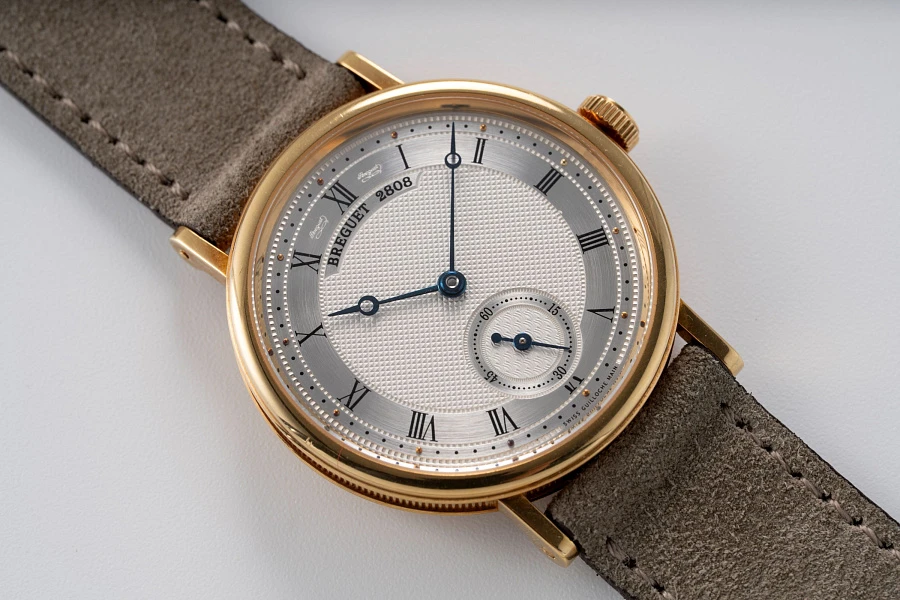 Classique Ref. 5907 in 18k Yellow Gold