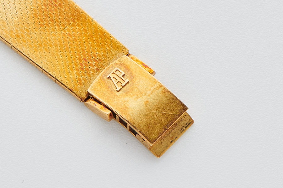 Vertical TV Dial in 18k Yellow Gold