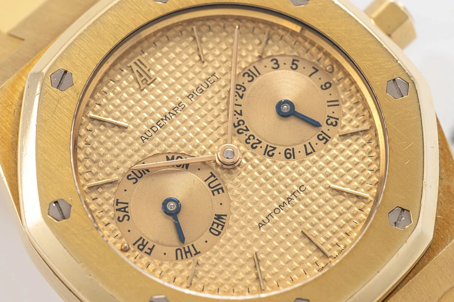 Royal Oak Day Date Ref. 25572BA in 18k Yellow Gold