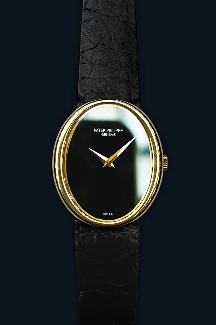 Golden Ellipse Oval 4225 in 18k Yellow Gold with Onyx Dial