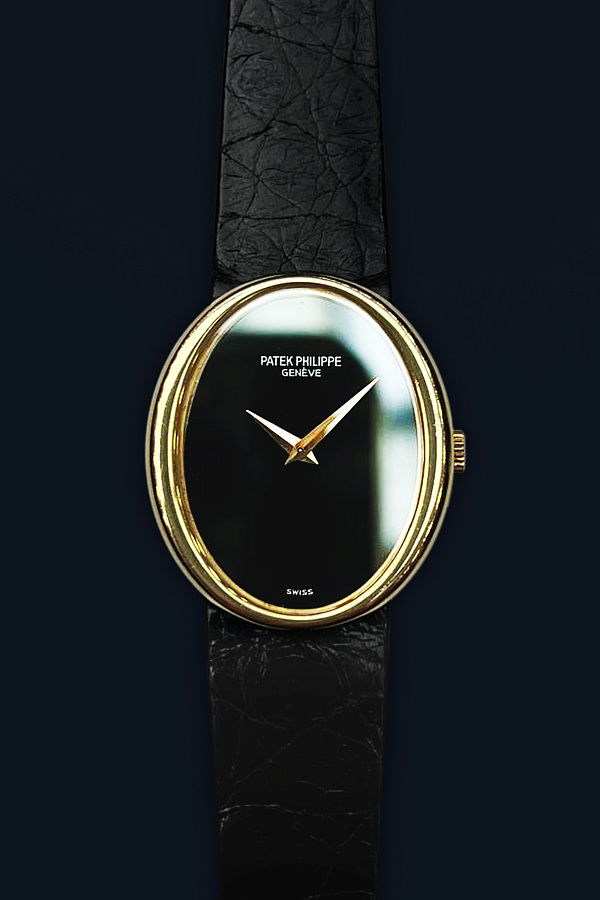 Golden Ellipse Oval 4225 in 18k Yellow Gold with Onyx Dial