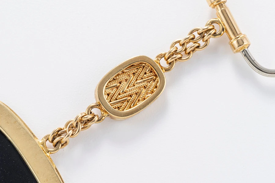 Khanjar-set Wristwatch, onyx Goldring, Lighter, Keychain all in 18k yellow gold