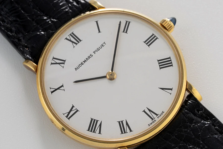 Ultra Thin Dress Watch in 18k Yellow Gold