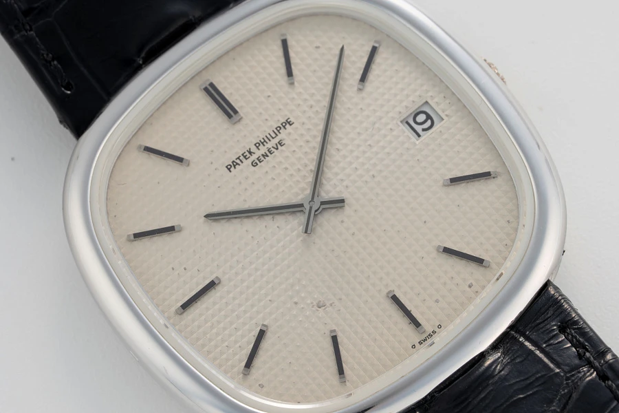 Cushion Case Ellipse Ref. 3604 in 18k White Gold