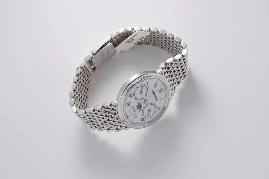 Classic Calendar Ref. 25589 in 18k White Gold