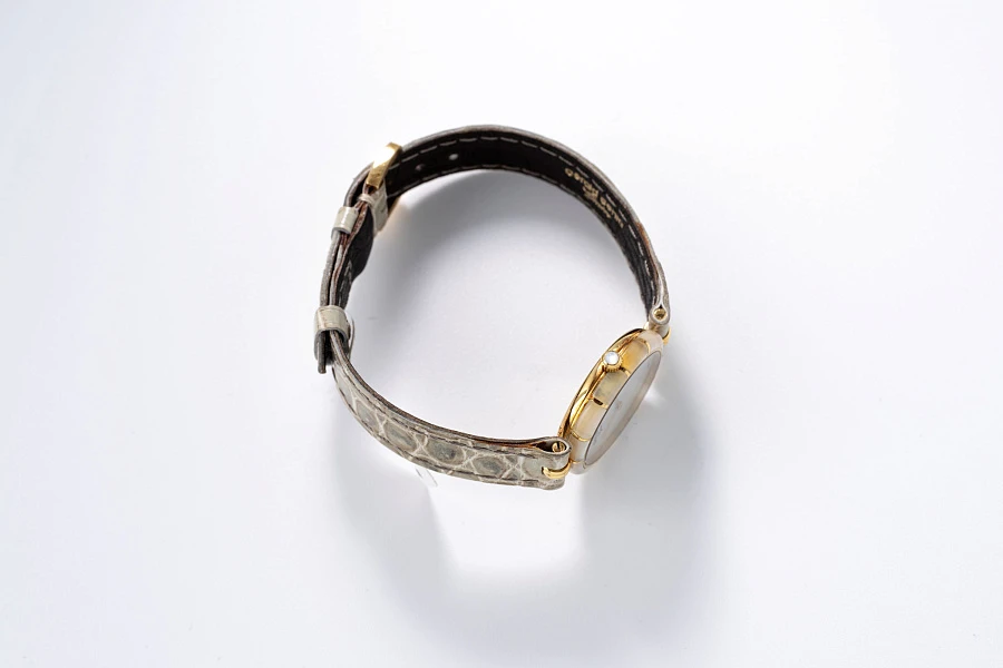 Piece Unique Mother of Pearl Ref. G2727 in 18k Yellow Gold