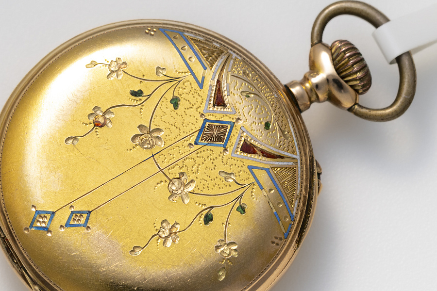 Small Pocket Watch in 14k Yellow Gold with Enamel Decoration