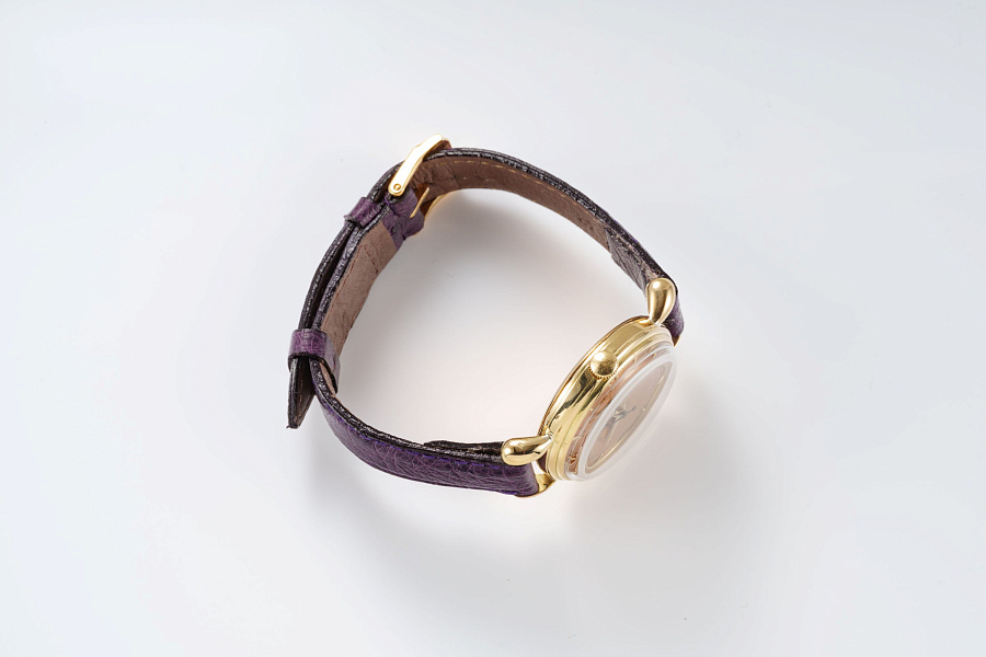 Teardrop Lugs Dress Watch with Power Reserve in 18k Yellow Gold