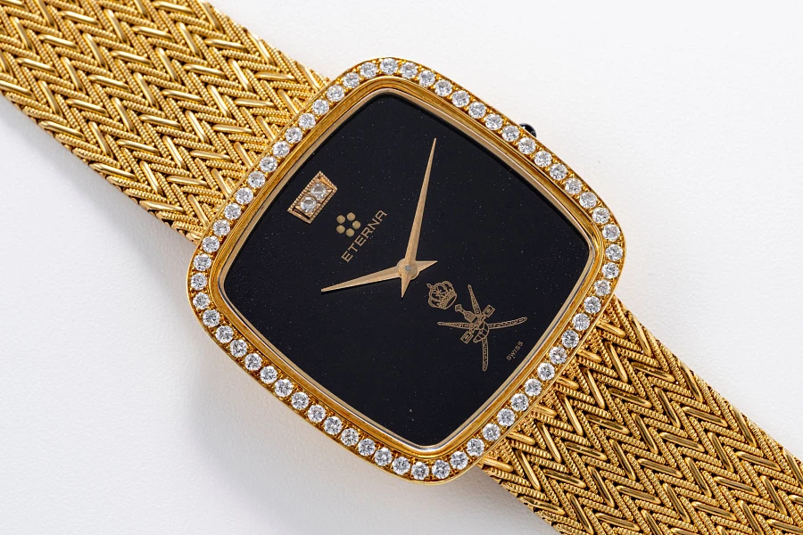 Khanjar-set Wristwatch, onyx Goldring, Lighter, Keychain all in 18k yellow gold