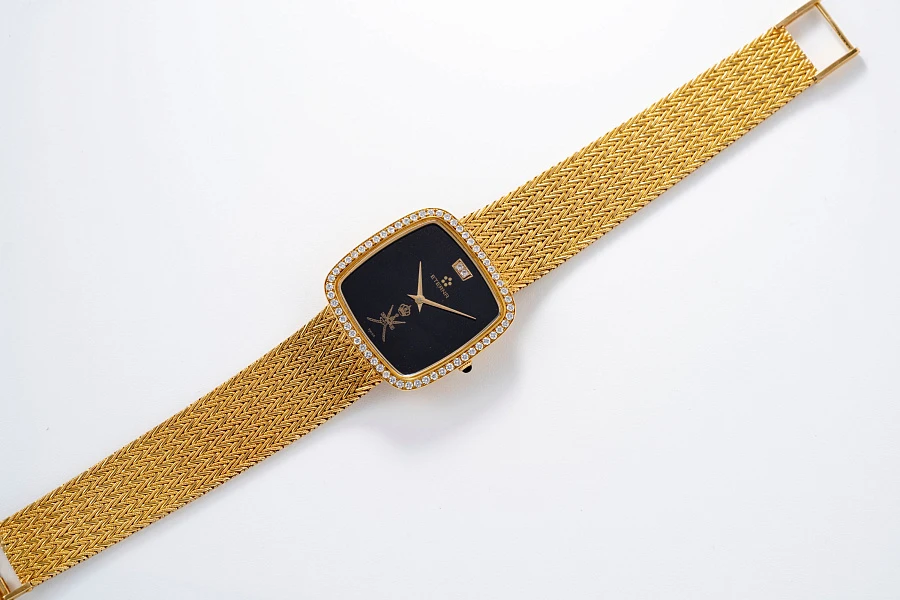 Khanjar-set Wristwatch, onyx Goldring, Lighter, Keychain all in 18k yellow gold