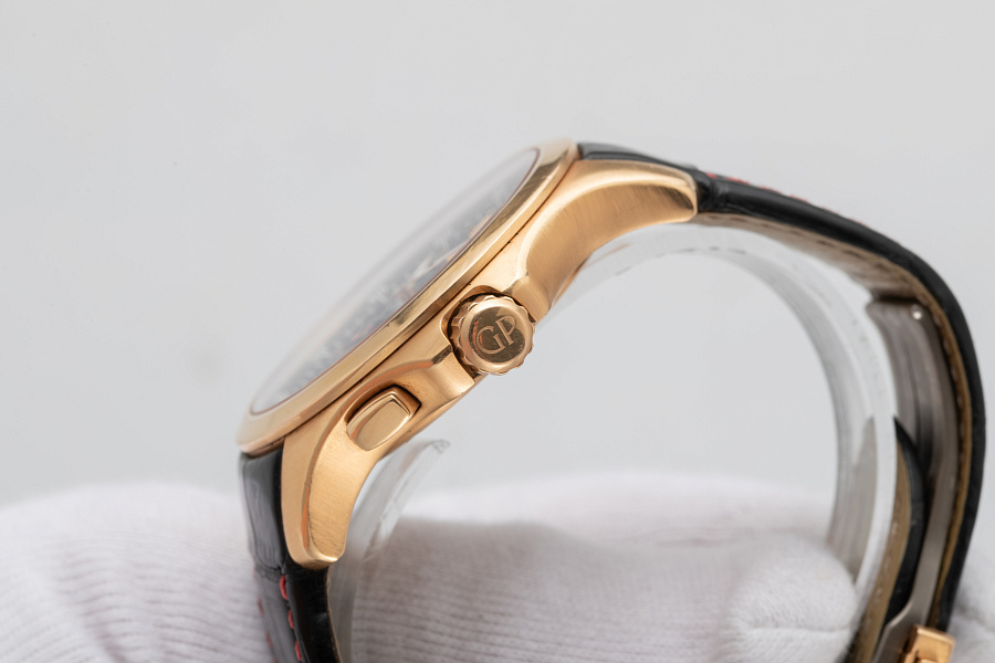 Traveller Large Date Moonphase GMT ‘Tributo a Eusèbio’ Limited Edition