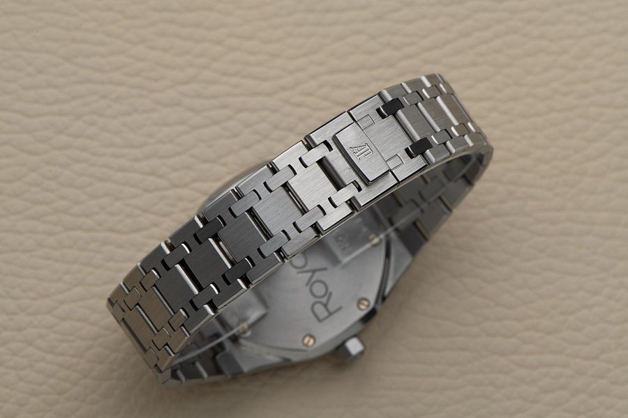 Royal Oak Automatic 14790 ‘Electric Blue Dial’