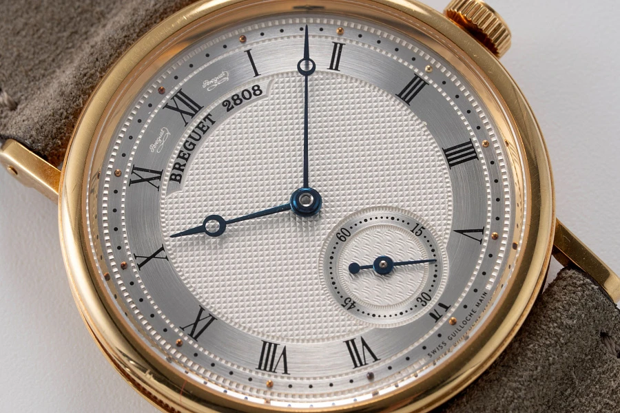 Classique Ref. 5907 in 18k Yellow Gold