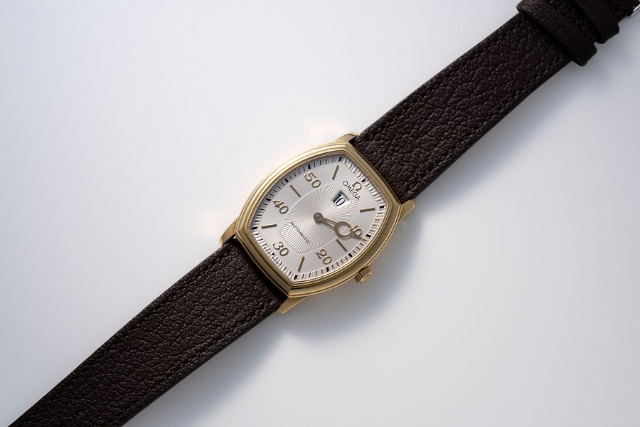 Jumping Hour in 18k Yellow Gold