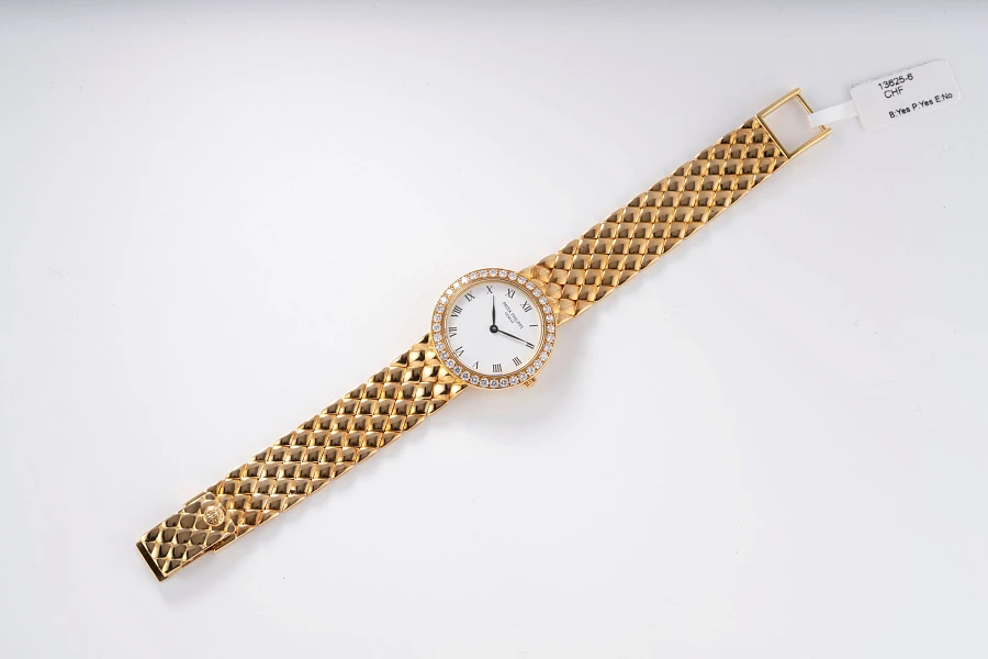 Ladies Calatrava Ref. 4820-001 in 18k Yellow Gold