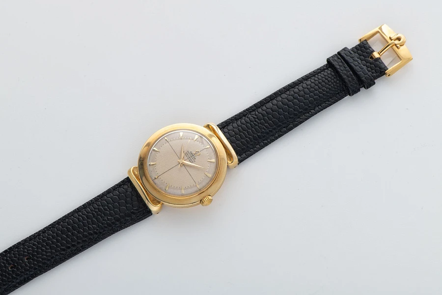 Shrouded Lugs Waffle Dial RG-Chronometer Ref. 14327 in 18k Yellow Gold