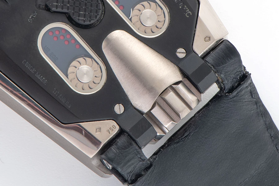 UR202 18K White Gold