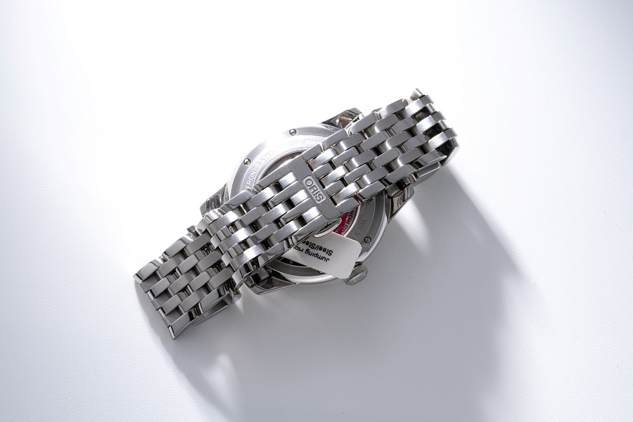 Artelier Jumping Hour in Stainless Steel