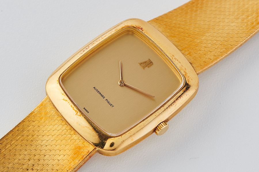 Vertical TV Dial in 18k Yellow Gold