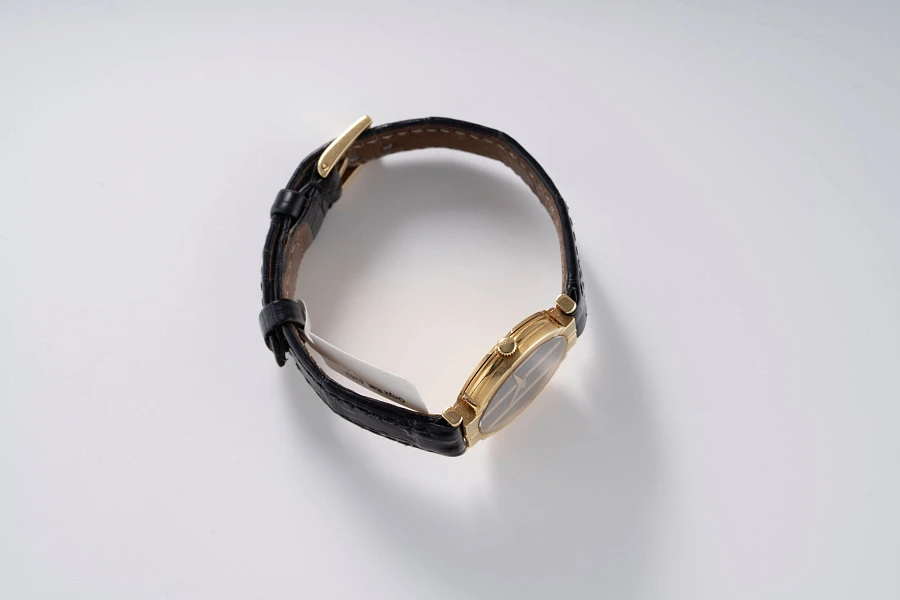 Onyx Ref. 8263 in 18k Yellow Gold