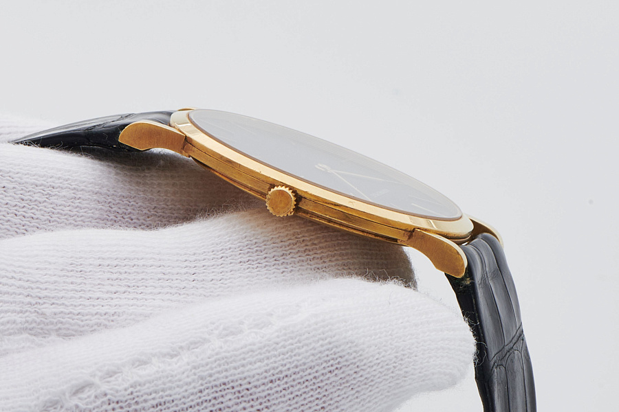 Dress Watch with Black Dial in 18k Yellow Gold