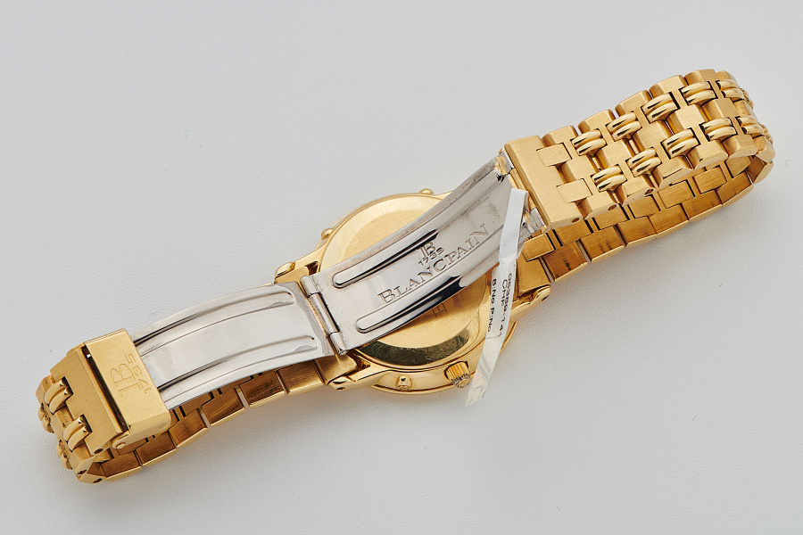 Villeret Triple Calendar Moonphase in 18k Yellow Gold