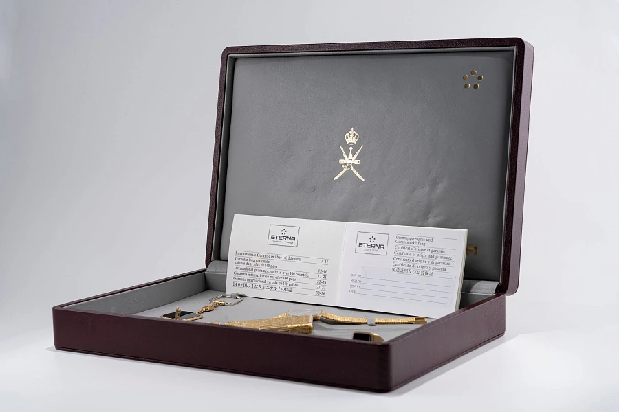 Khanjar-set Wristwatch, onyx Goldring, Lighter, Keychain all in 18k yellow gold