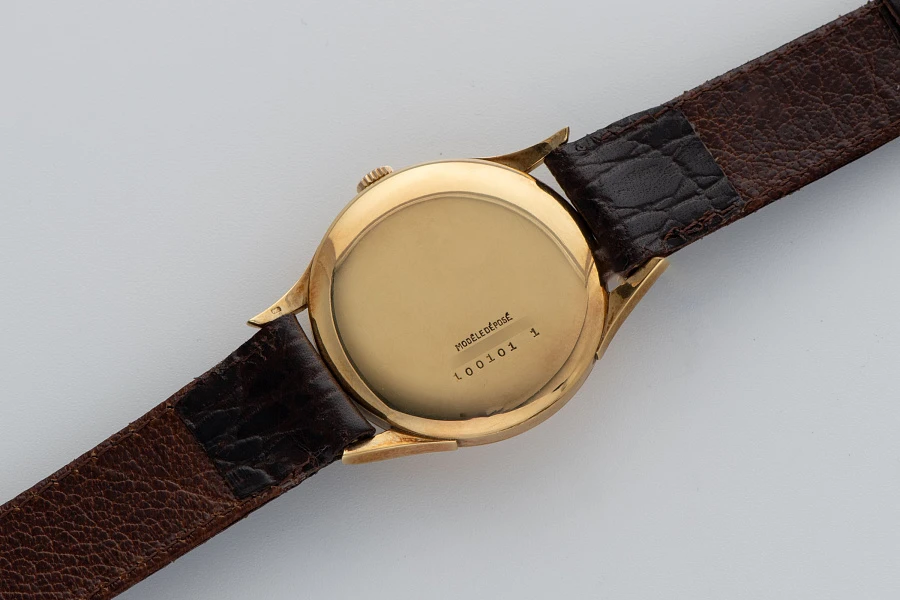 Monodatic in 18k Yellow Gold