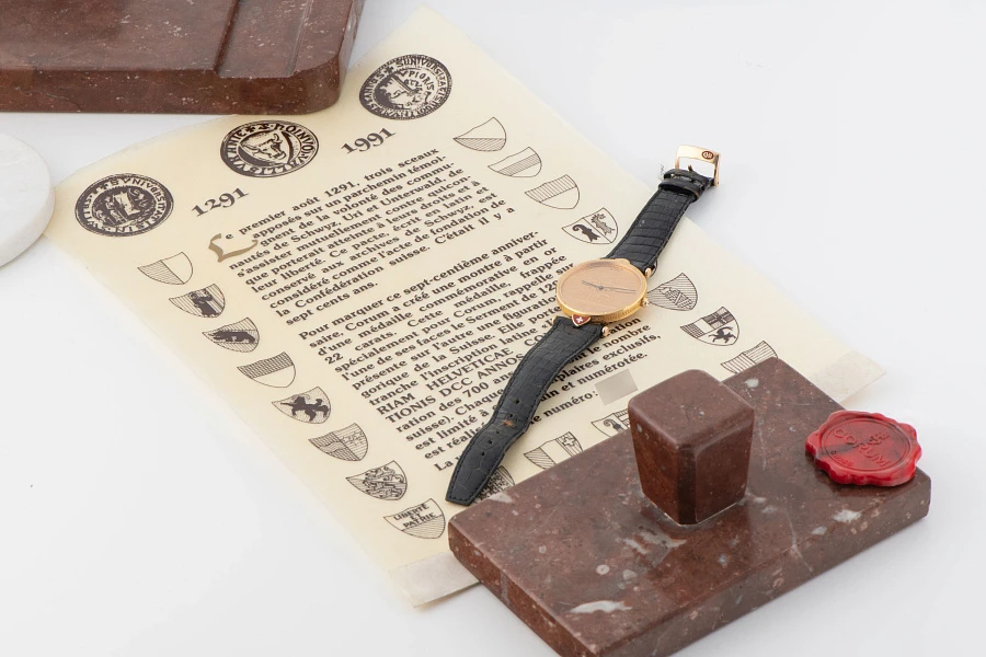 Helvetica Ref. 5564556 in 18k Yellow Gold