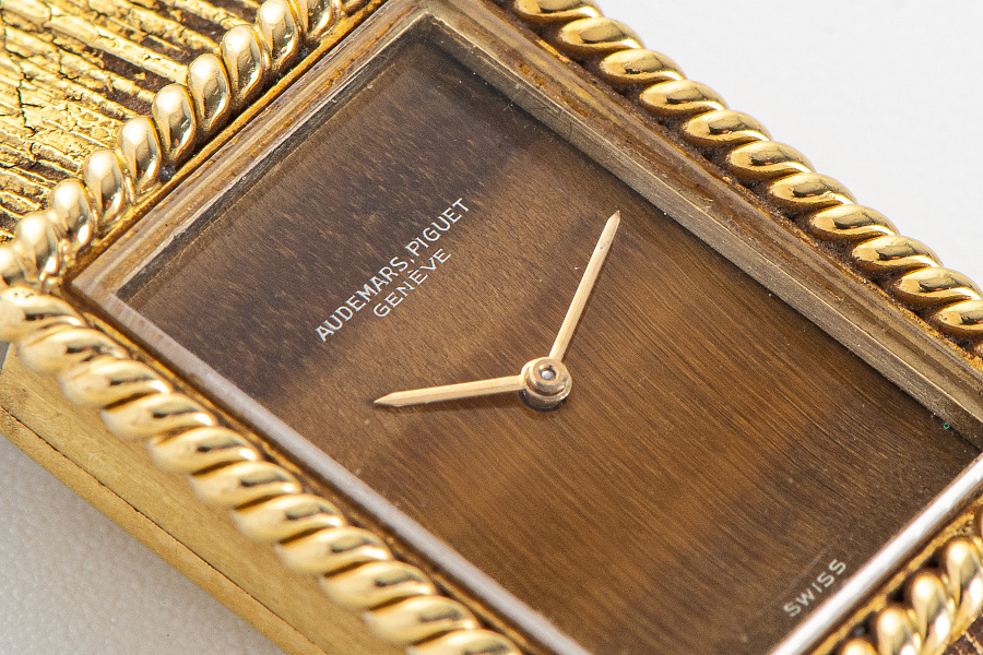 Tiger Eye Ladies Watch in 18k Yellow Gold