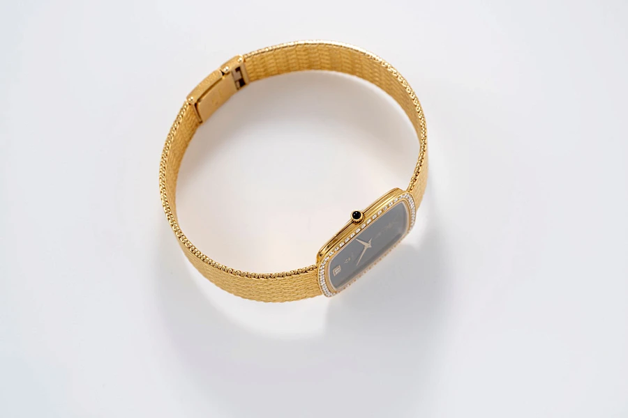 Khanjar-set Wristwatch, onyx Goldring, Lighter, Keychain all in 18k yellow gold