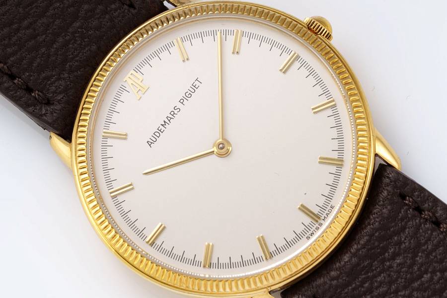Coin Bezel Quartz Dress Watch in 18k Yellow Gold