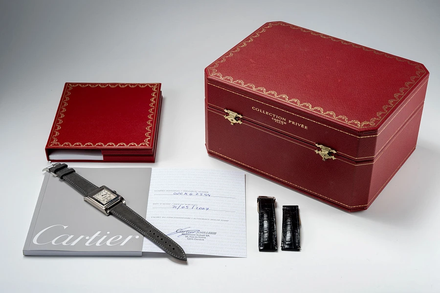 Tank à Vis Wandering Hours Ref. 2554 in 18k White Gold