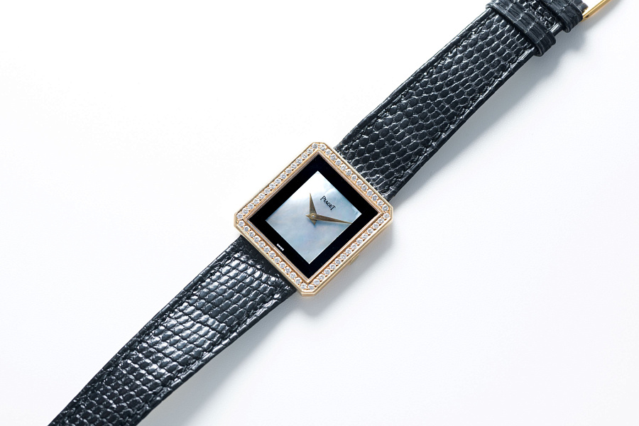 Protocole in 18k Yellow Gold with Onyx and Mother of Pearl Dial