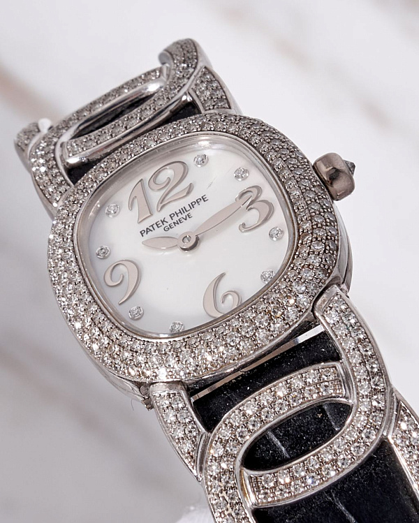Golden Ellipse 4832 Ladies, Mother-of-pearl Dial Diamond-set