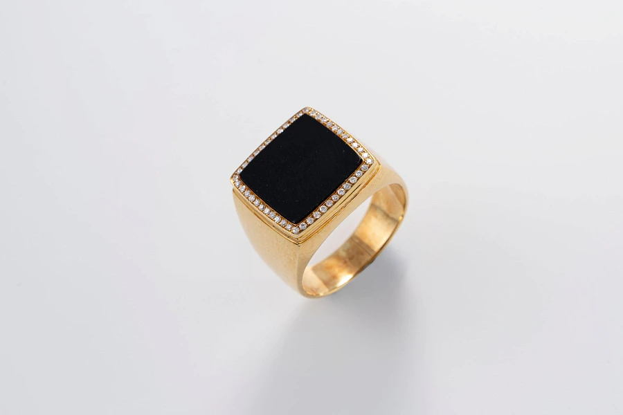 Khanjar-set Wristwatch, onyx Goldring, Lighter, Keychain all in 18k yellow gold