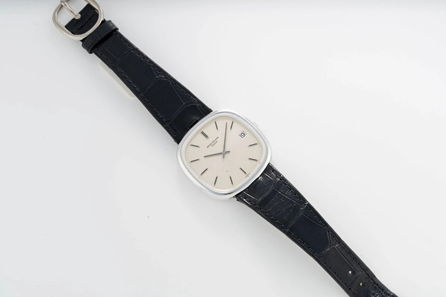 Cushion Case Ellipse Ref. 3604 in 18k White Gold