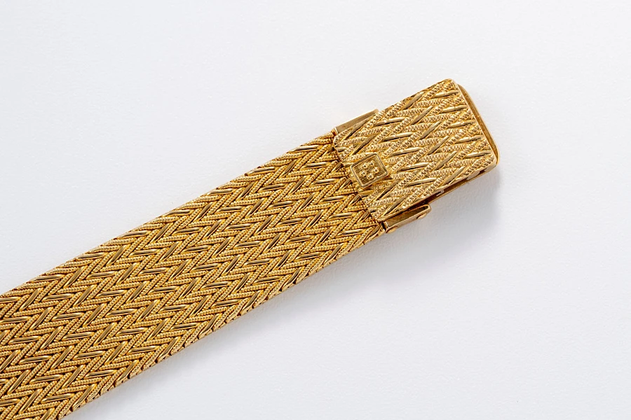 Khanjar-set Wristwatch, onyx Goldring, Lighter, Keychain all in 18k yellow gold