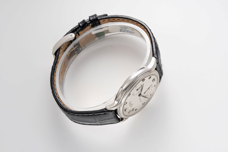 Power Reserve and Date Ref. 39.0240.655 in Platinum