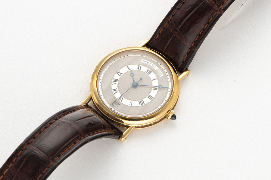 Classique 3320 in 18k Yellow Gold