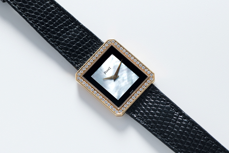 Protocole in 18k Yellow Gold with Onyx and Mother of Pearl Dial