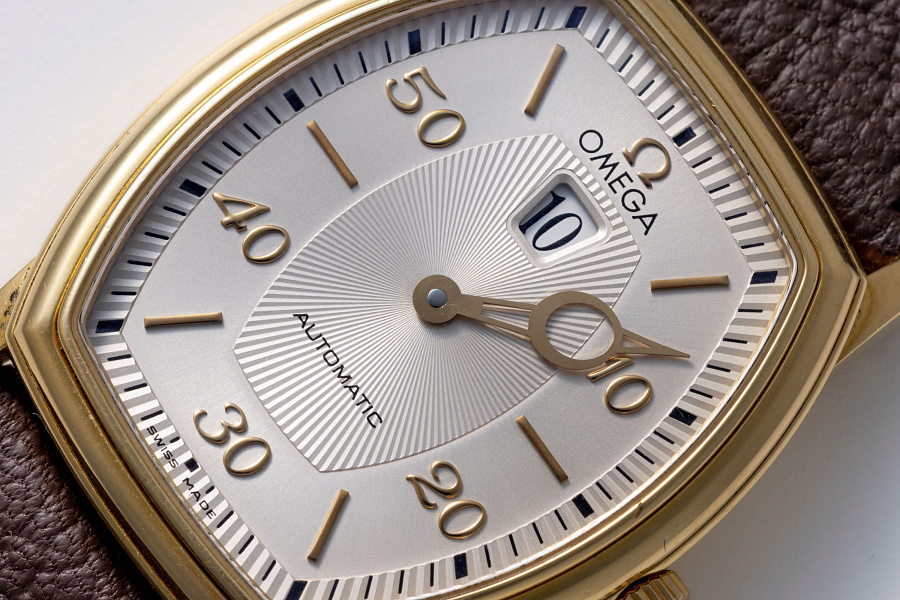 Jumping Hour in 18k Yellow Gold