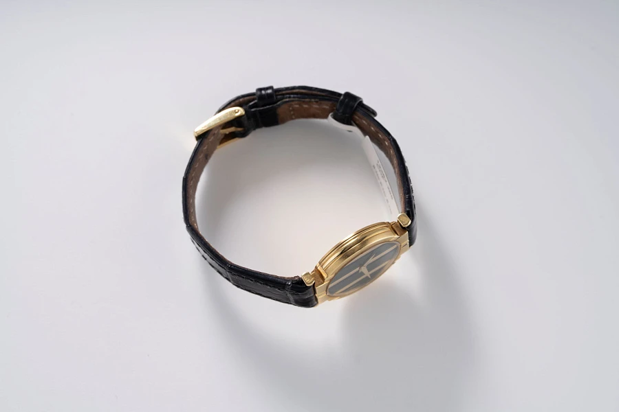 Onyx Ref. 8263 in 18k Yellow Gold