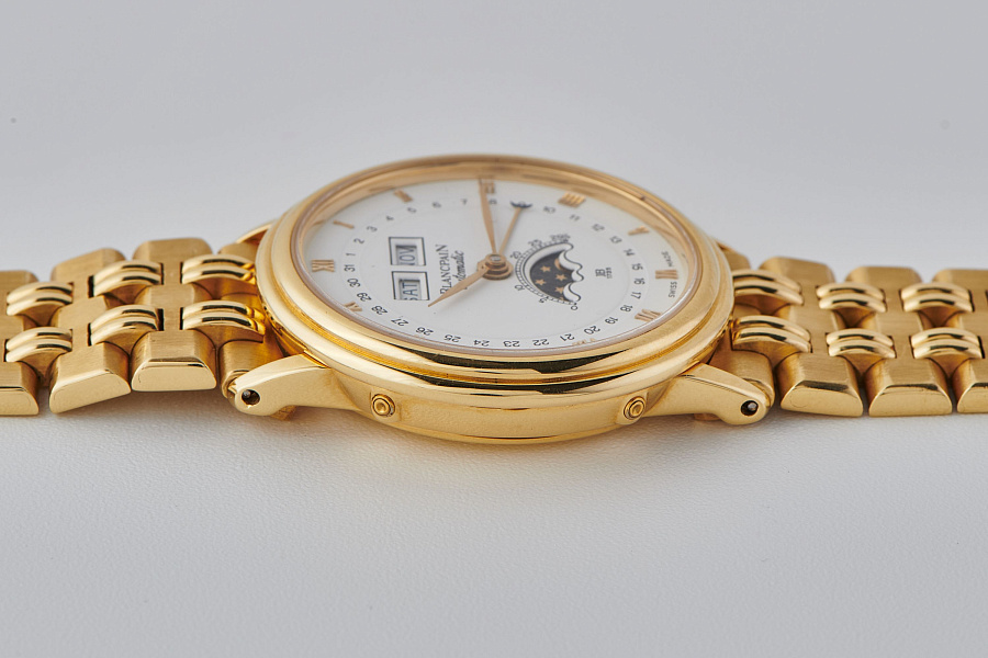 Villeret Triple Calendar Moonphase in 18k Yellow Gold
