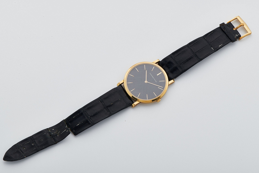 Dress Watch with Black Dial in 18k Yellow Gold