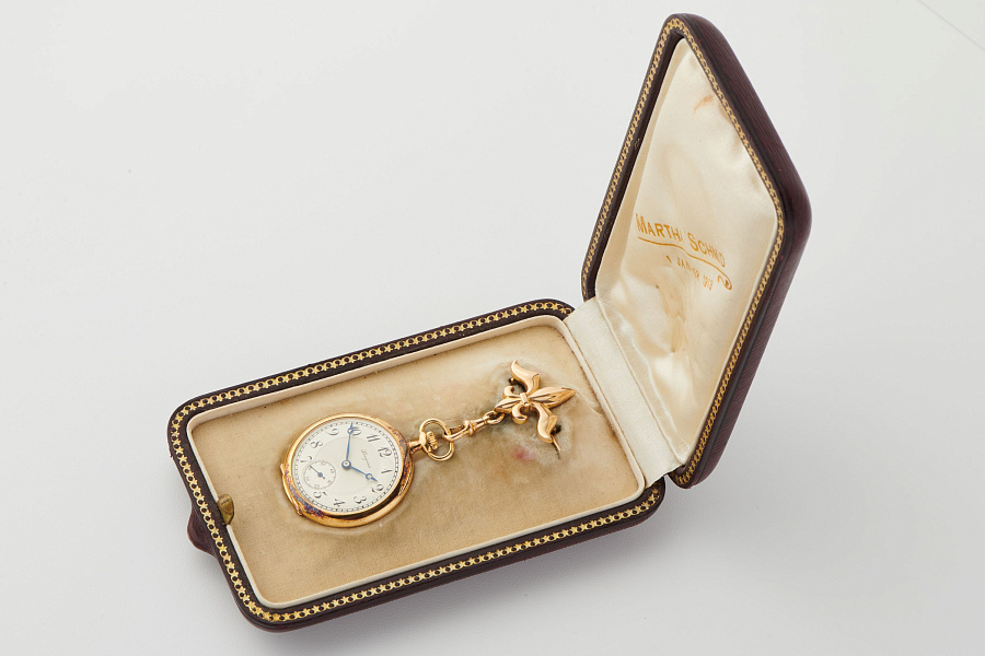 18K YG engine turned dial with blued breguet hands