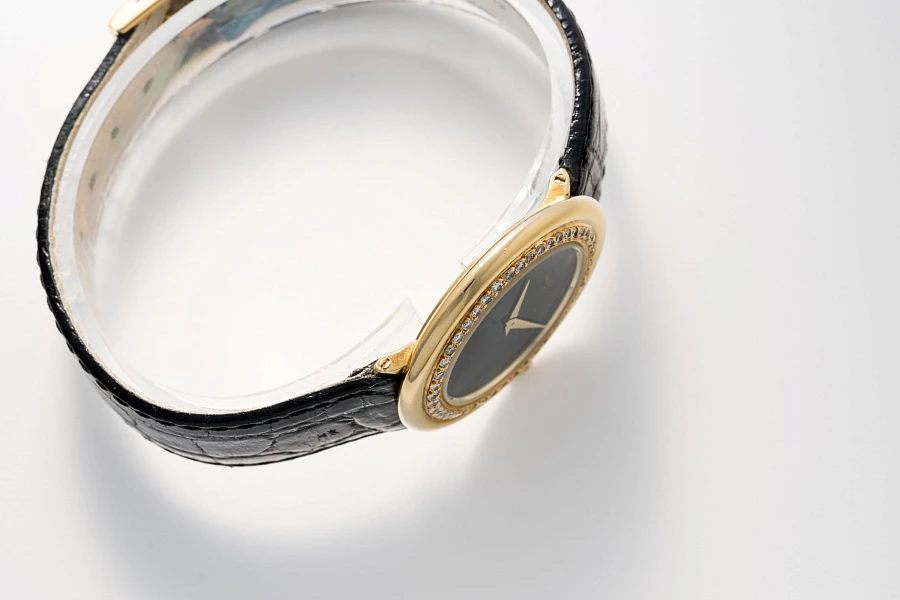 Diamond Bezel Ref. 9046 in 18k Yellow Gold