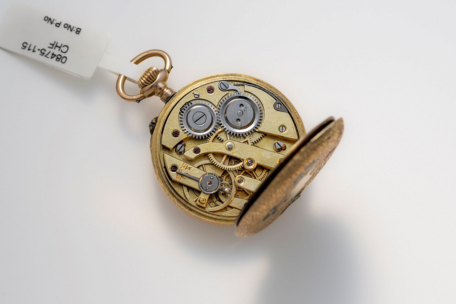 Pocket Watch in 18k Yellow Gold with Enamel Flowers