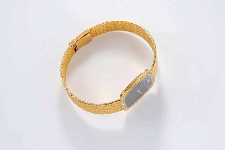 Khanjar-set Wristwatch, onyx Goldring, Lighter, Keychain all in 18k yellow gold