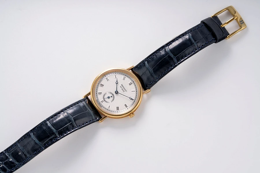 Classique Ref. 3910 in 18k Yellow Gold